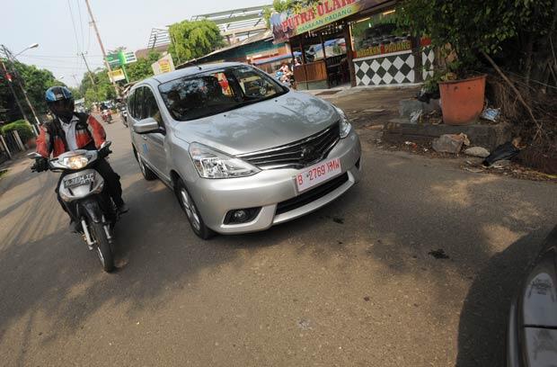 CAUGHT ON CAMERA! spyshoot all new grand LIVINA di JAKARTA!