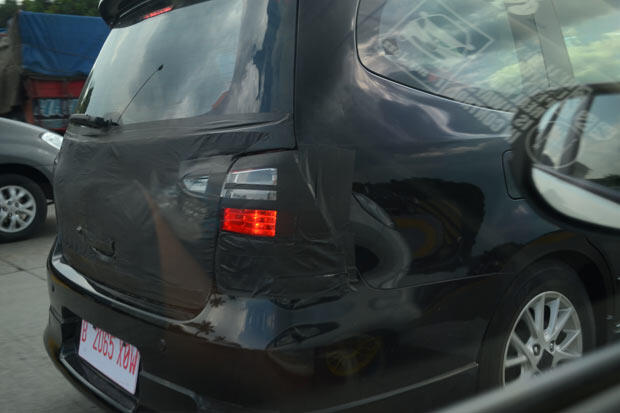 CAUGHT ON CAMERA! spyshoot all new grand LIVINA di JAKARTA!