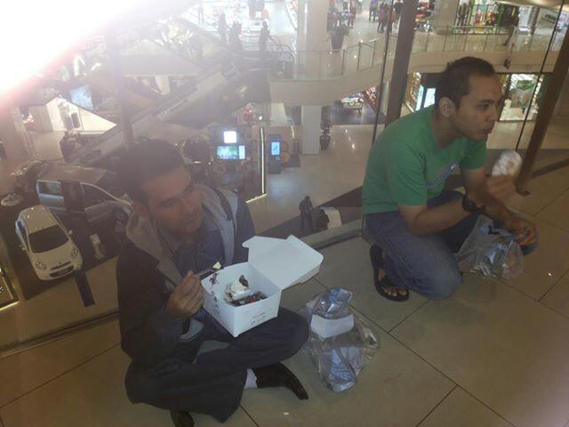Kapan lagi bisa lesehan di mall