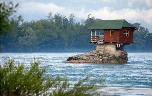 Rumah mungil ini 44 tahun berdiri di tengah sungai, indah banget !
