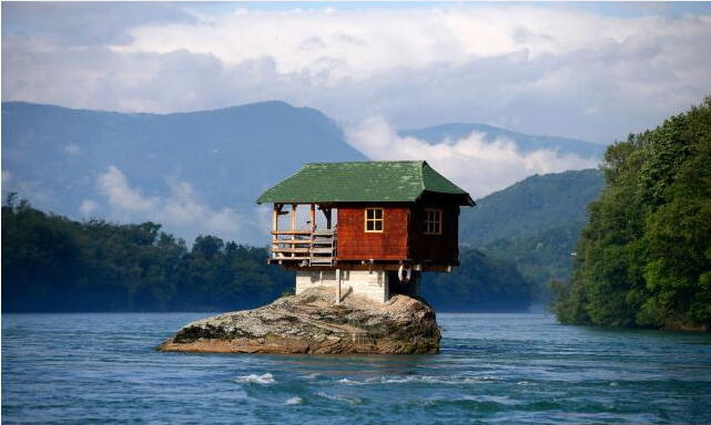 Rumah mungil ini 44 tahun berdiri di tengah sungai, indah banget !