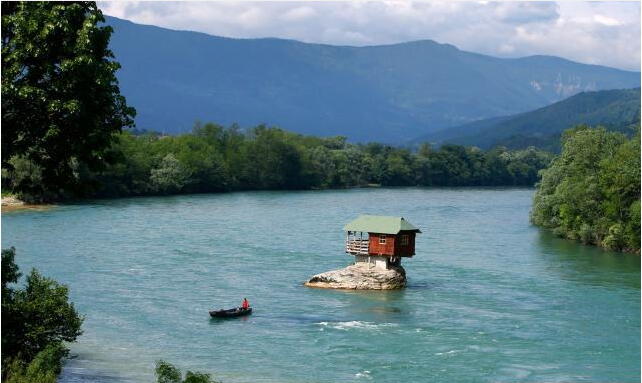 Rumah mungil ini 44 tahun berdiri di tengah sungai, indah banget !
