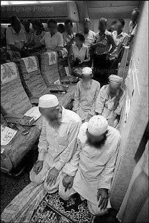 Subbhanallaah ...penampakan ketika Sholat!!!!