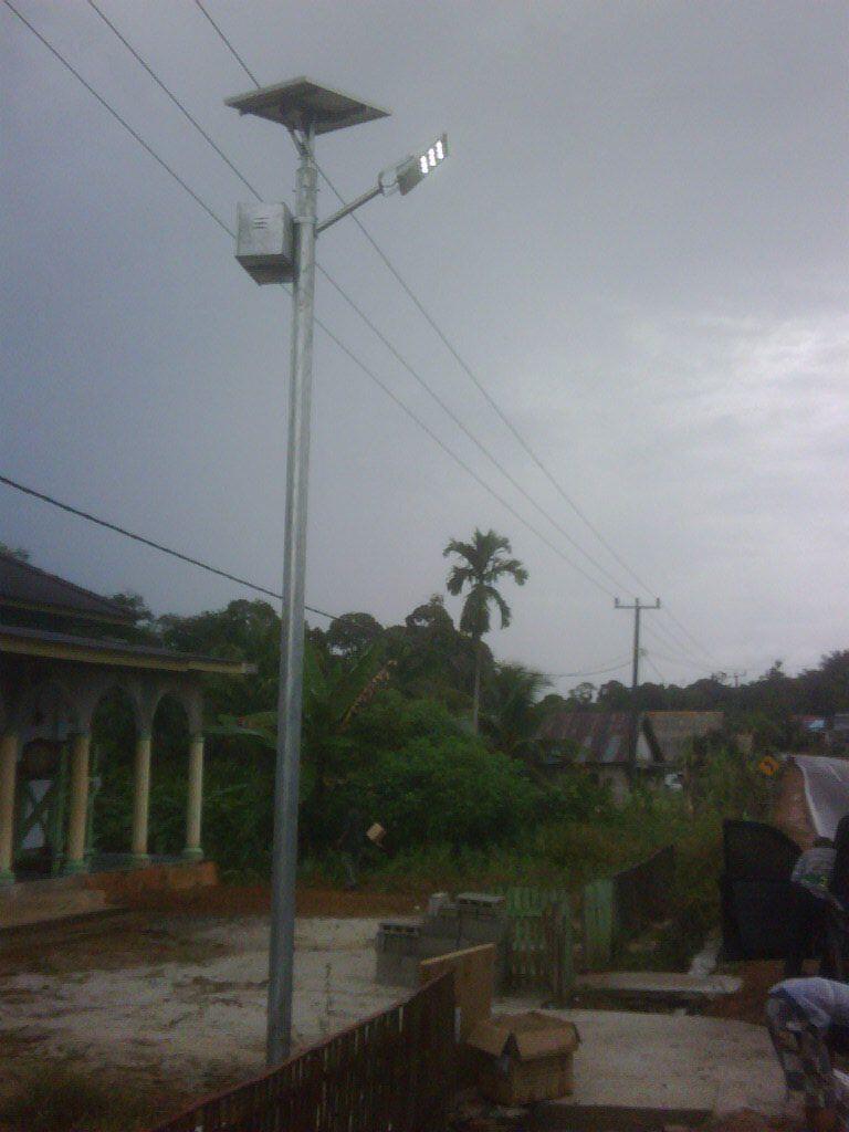 lampu jalan tenaga surya