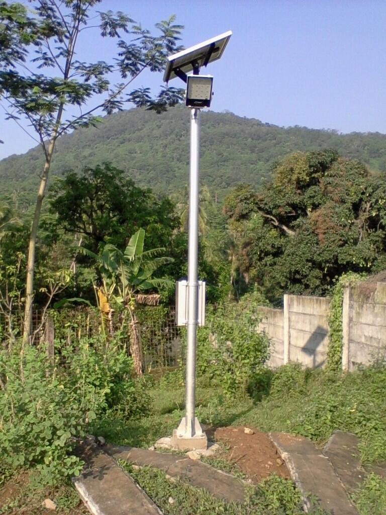 lampu jalan tenaga surya