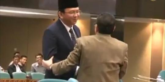 Canda? Alaydrus tampar muka Ahok di Gedung DPRD