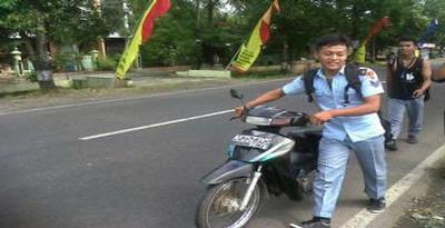 Agan ini mendorong Motornya 15 Km ke rumah untuk Rayakan Kelulusan