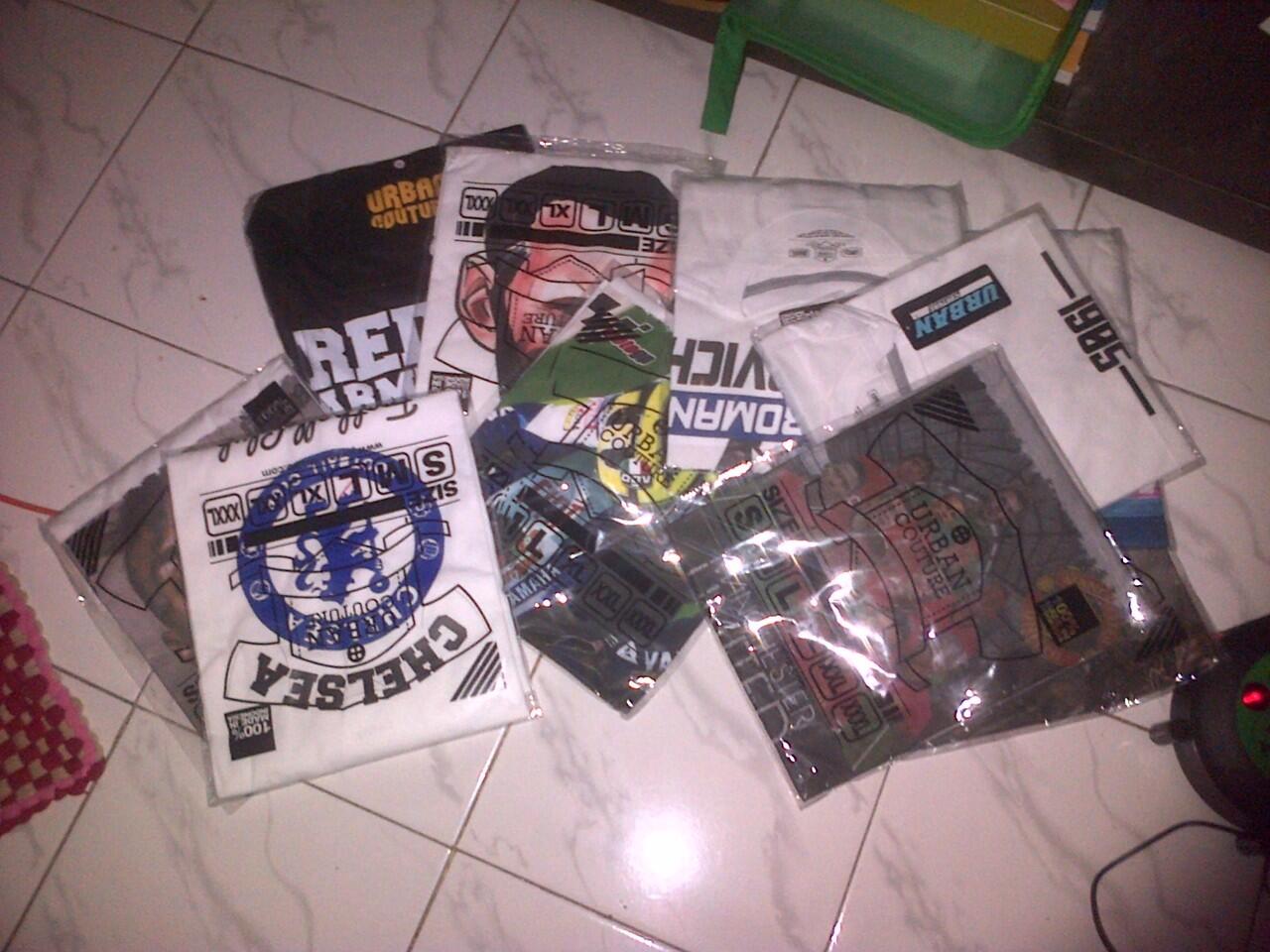 KAOS DISTRO AC MILAN LIVERPOOL BARCELONA AS ROMA MUNCHEN {READY STOCK} MURAH BGT !!!