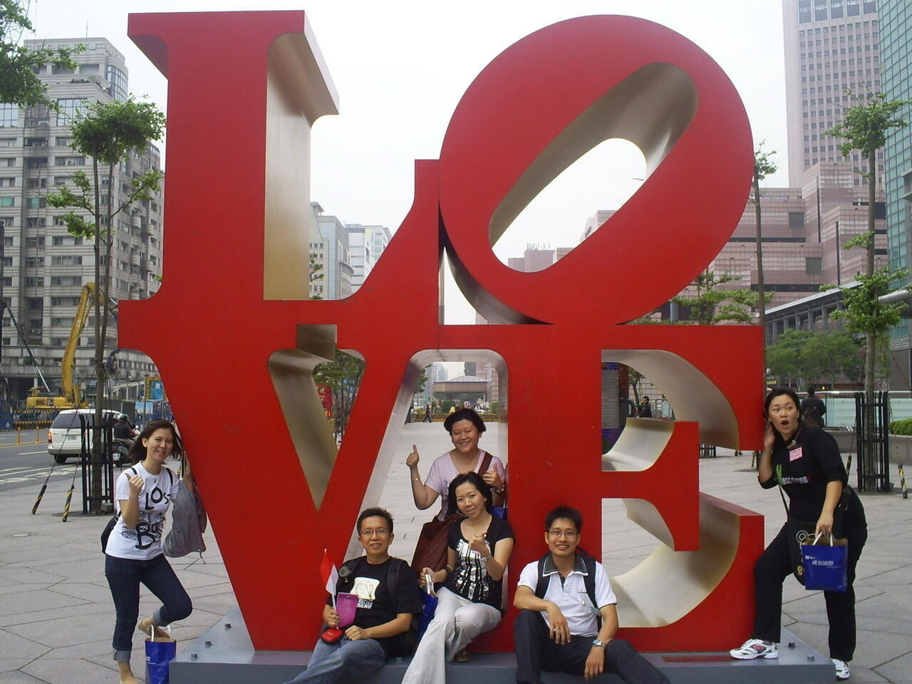 Liat foto LOVE ane.. 