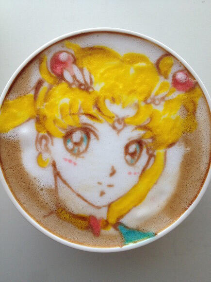 Melukis Sailormoon diatas secangkir kopi