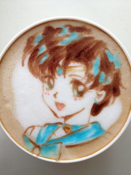 Melukis Sailormoon diatas secangkir kopi