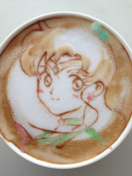 Melukis Sailormoon diatas secangkir kopi