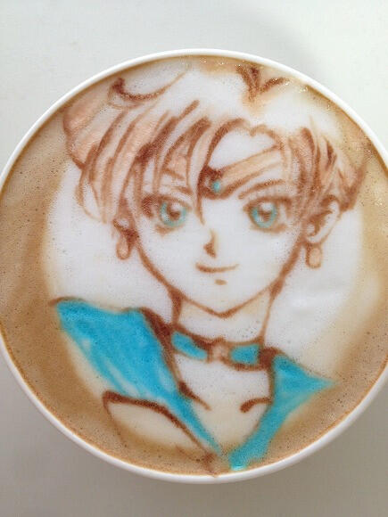 Melukis Sailormoon diatas secangkir kopi