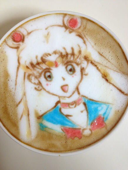 Melukis Sailormoon diatas secangkir kopi