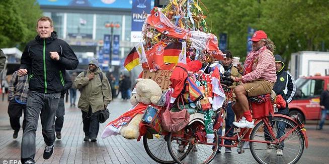 Fans Bayern Gowes Becak ke London