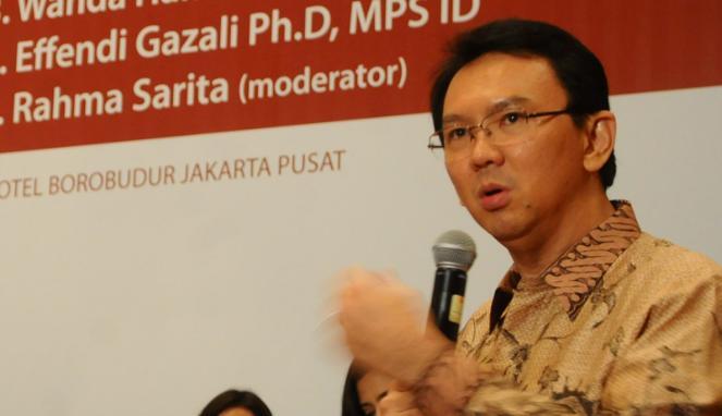 Ahok mengaku tidak tahu siapa yang melaporkan Farhat ke polisi.