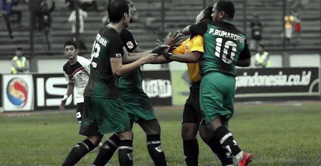 KOMISI BANDING PSSI RINGANKAN SANKSI PETER RUMAROPEN JADI 1 TAHUN DAN DENDA 100juta!!