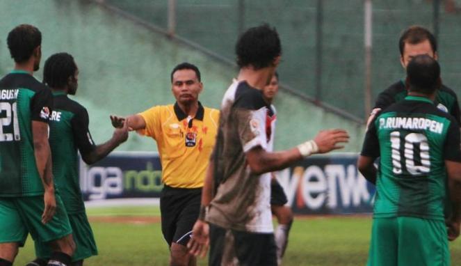 KOMISI BANDING PSSI RINGANKAN SANKSI PETER RUMAROPEN JADI 1 TAHUN DAN DENDA 100juta!!