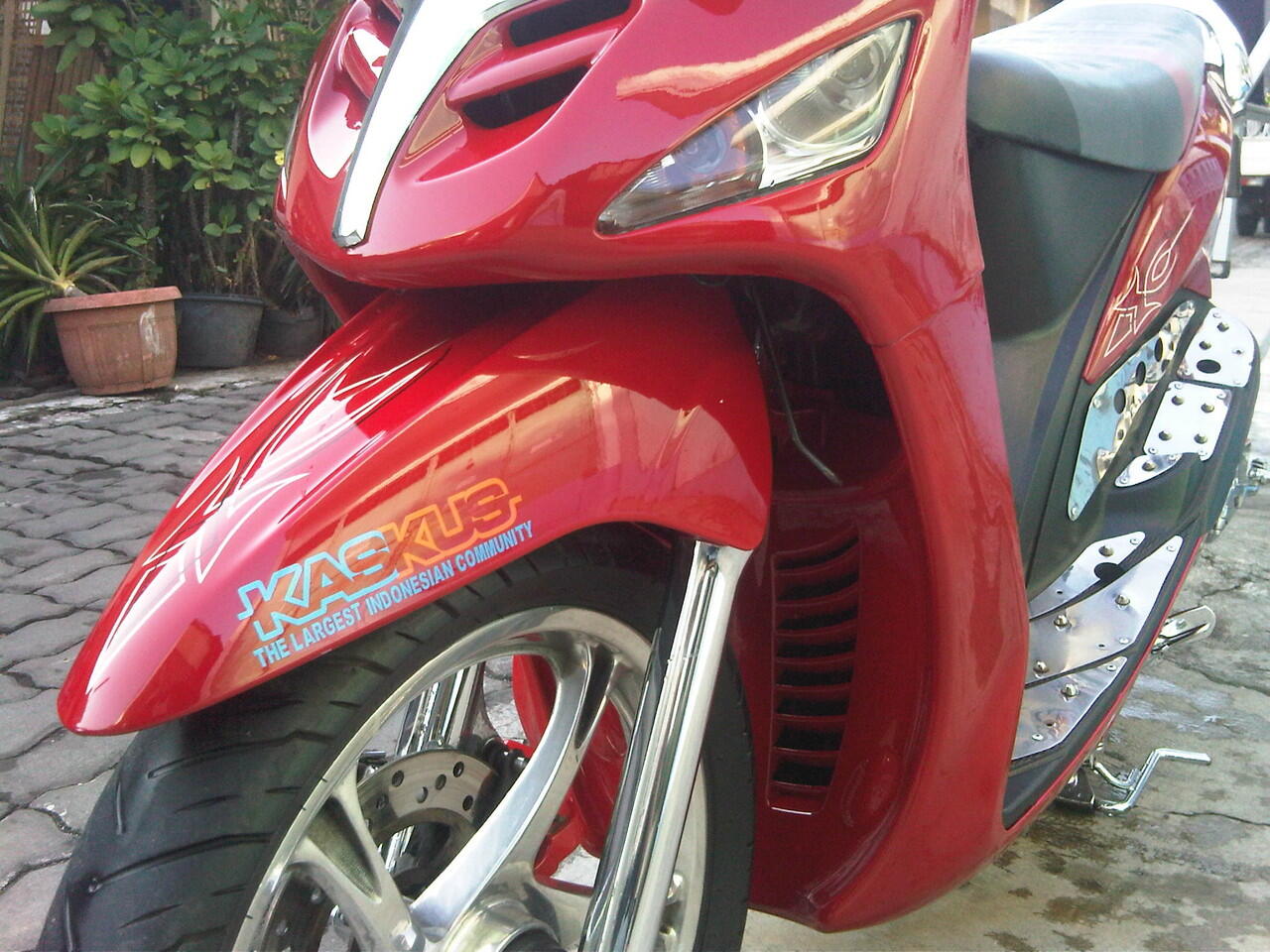 yg motornya pake stiker kaskus masupp :p