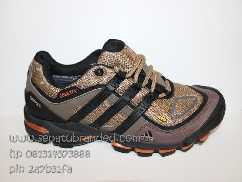 sepatu vans,asics tiger,nike,macbeth,converse,zara,toms,crocs,puma,reebok,adidas