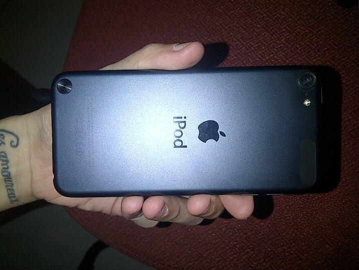 JUAL: iPod Touch 5 th Gen 64gb BLACK SECOND LIKE NEW MURAH LOKASI JAKARTA