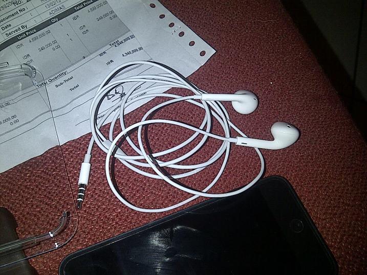 JUAL: iPod Touch 5 th Gen 64gb BLACK SECOND LIKE NEW MURAH LOKASI JAKARTA