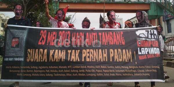 Parade Zombie Peringati 7 Tahun Lumpur Lapindo