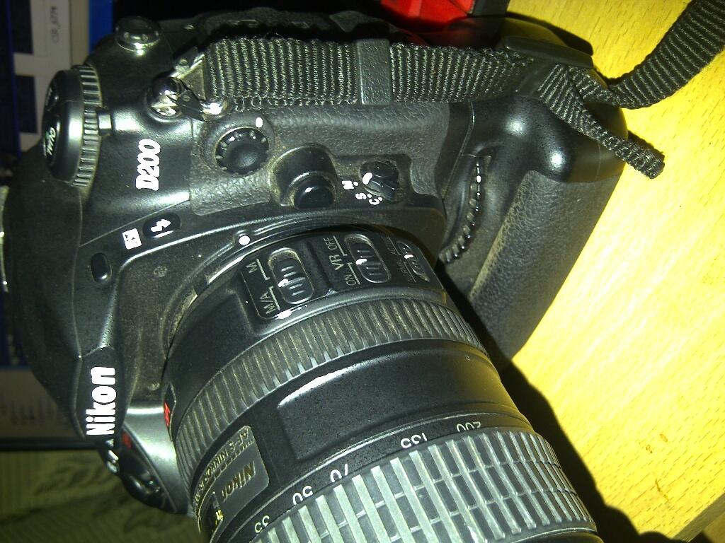 Kamera Nikon D200 + BG Ori Jos gandos