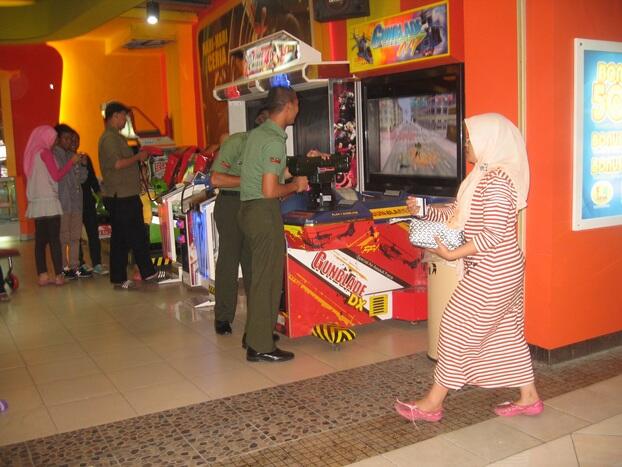 Simulasi perang di mall setelah pendidikan militer (no repost) photo sendiri