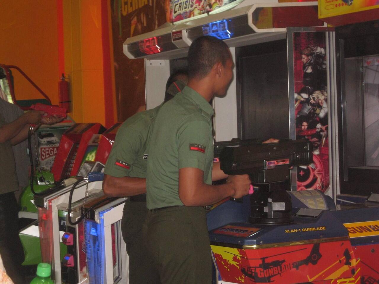 Simulasi perang di mall setelah pendidikan militer (no repost) photo sendiri