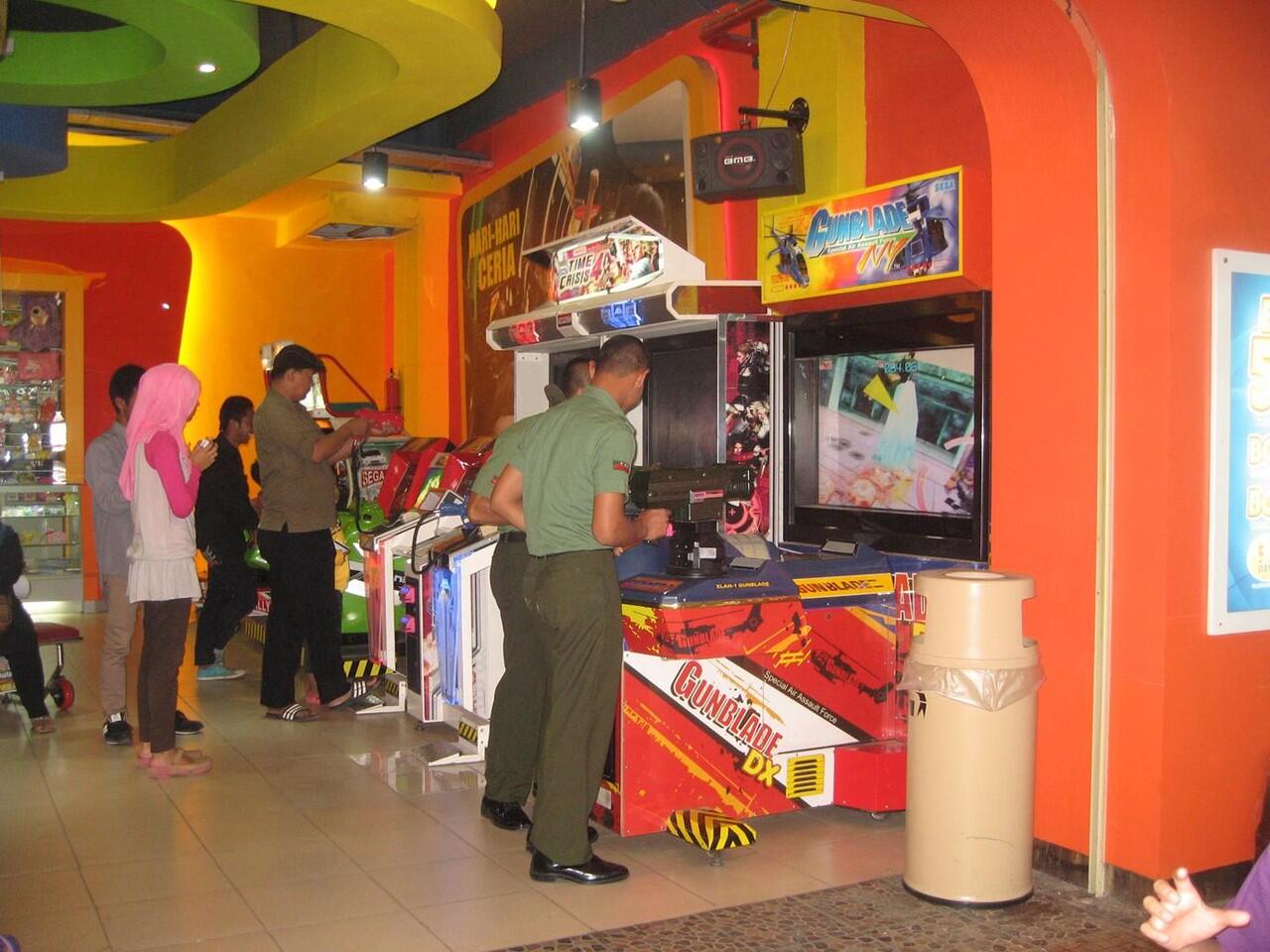 Simulasi perang di mall setelah pendidikan militer (no repost) photo sendiri