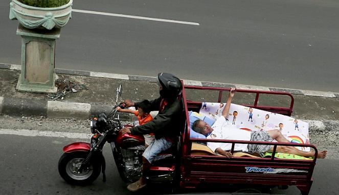 Perjuangan Pasien Kartu Jakarta Sehat Diatas Motor Roda Tiga