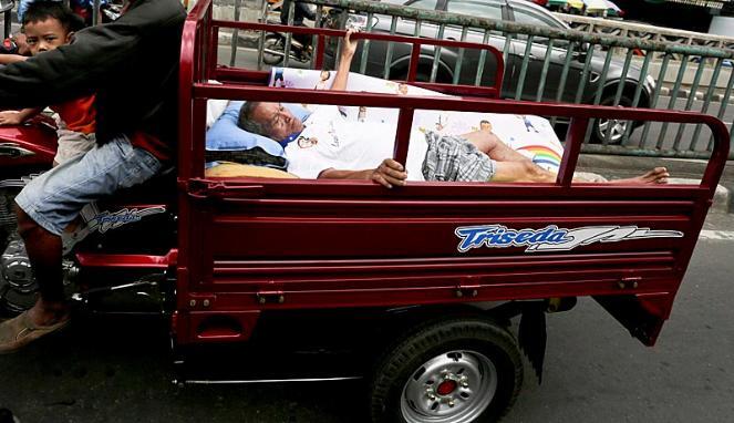 Perjuangan Pasien Kartu Jakarta Sehat Diatas Motor Roda Tiga