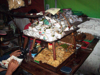 Kopi Joss Angkringan Tugu, Teman Hangatnya Malam Nostalgia Jogja