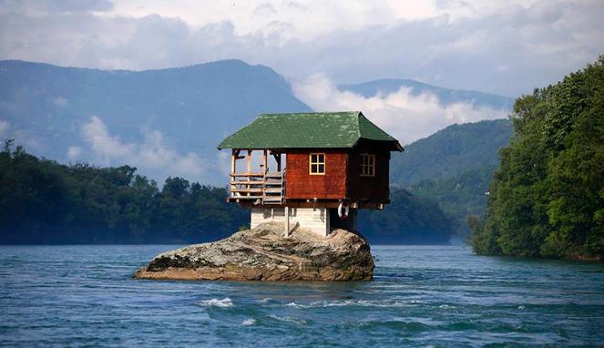 &#91;UNIK&#93; Waw 44 tahun Rumah ini Ditengah Sungai.