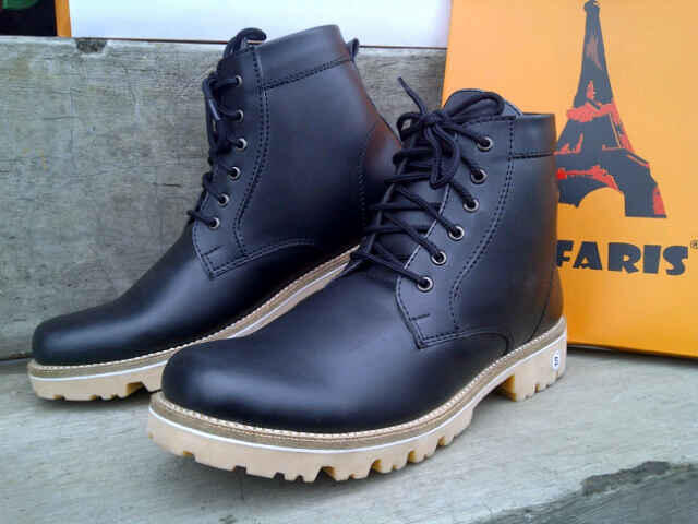 SEPATU DR. MARTENS & DR. FARIS