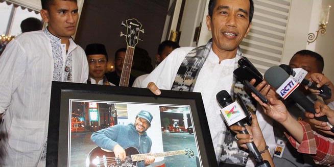 ini dia gan penampakkan bass guitarnya trujillo basis metallica yang diberi ke JOKOWI