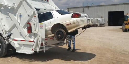 Mobil pun di lahap sama Truk ini Gan!