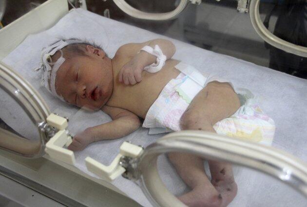 FOTO-FOTO BAYI DISELAMATKAN DALAM PIPA TOILET.