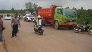 Gubernur hadang TRUK BAUKSIT !!