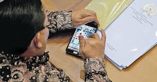 Anggota DPRD Asyik Main Game Saat Sidang Paripurna