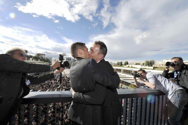 CELAKA :najis !!! Pernikahan sesama jenis pertama di Prancis
