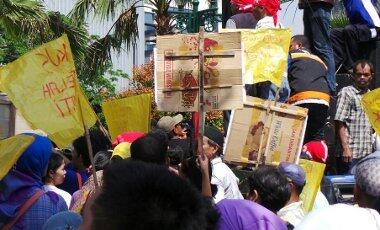 300 Demonstran Kedaluwarsa Protes KJS di Depan Balai Kota