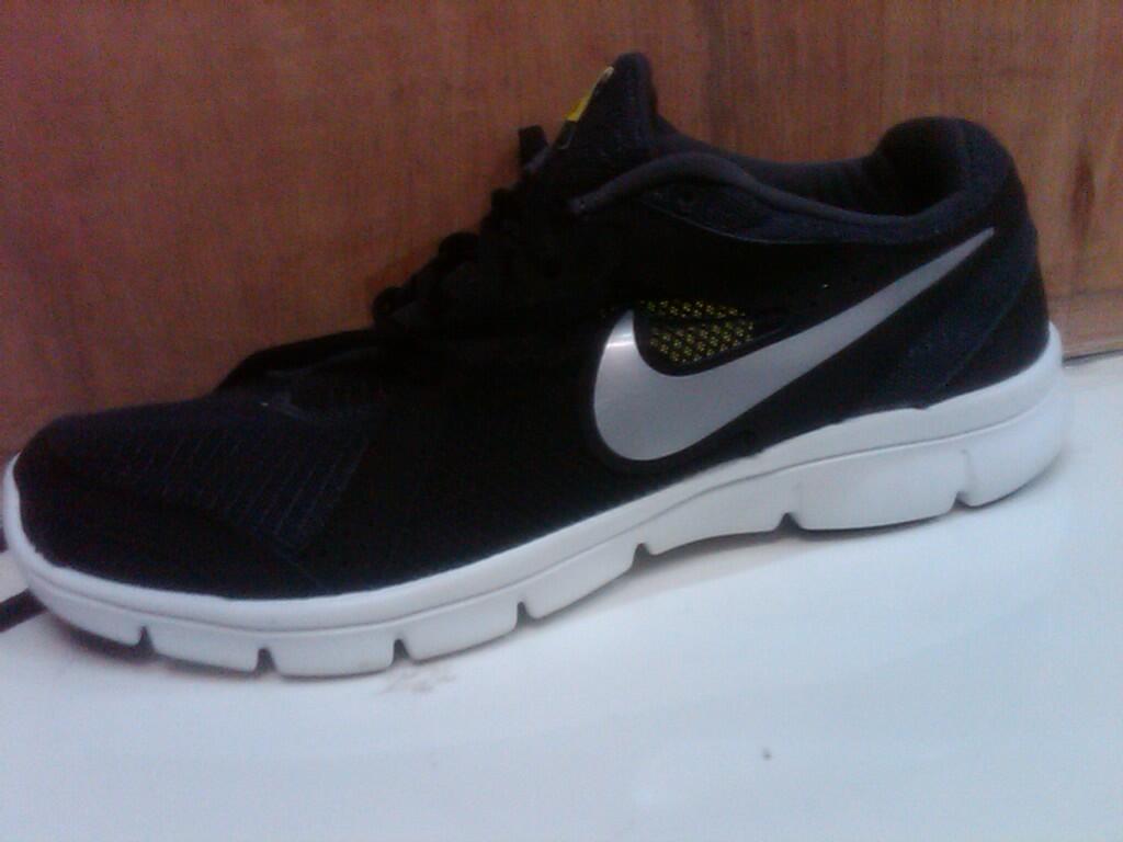 sepatu nike running original size terbatas (nga ori uang kembali)