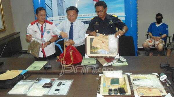 Modus Pengedaran Narkoba lewat Pegangan Tas Wanita