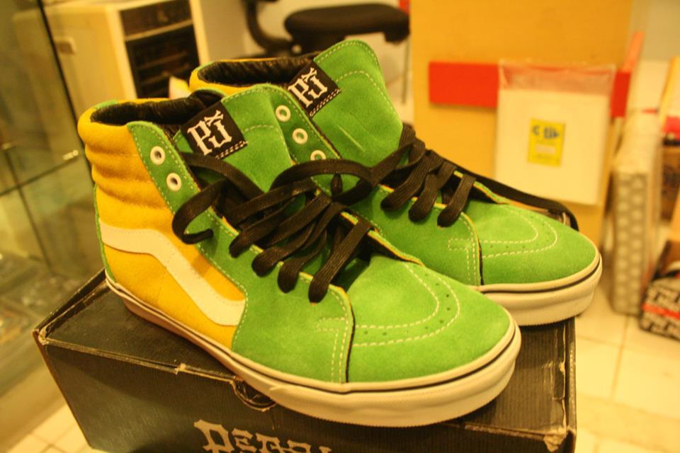 WTS Vans pearl jam and gorrila biscuits BU