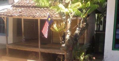 Hidup di Indonesia dengan Bendera Malaysia