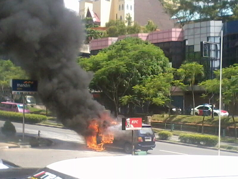 &#91;Mobil Kijang Terbakar&#93; hari ini di 1/6/2013Batam+pict