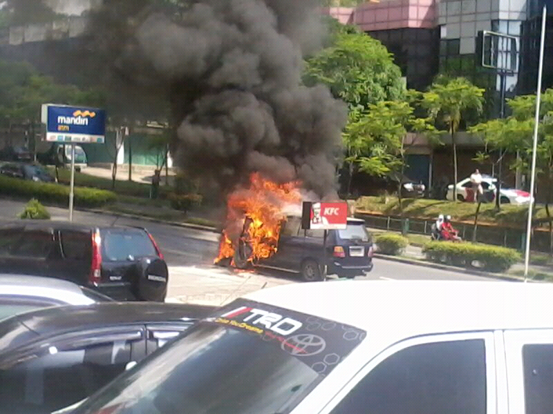 &#91;Mobil Kijang Terbakar&#93; hari ini di 1/6/2013Batam+pict