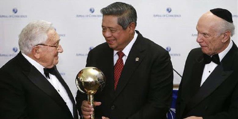 WOW... SBY Terima Penghargaan walau Ada Kontroversi. 